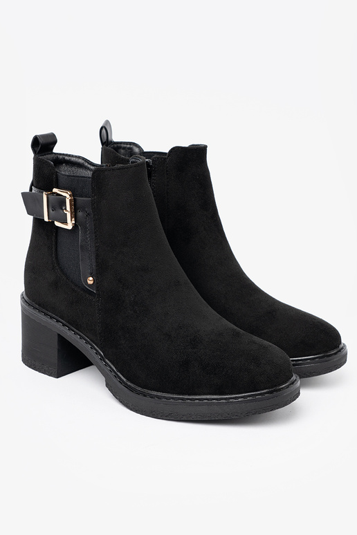 couleur noire chaussures avec boucles sur un talon stable