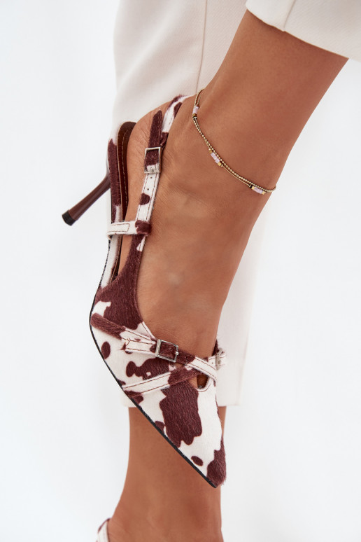 Chaussures blanches et brunes avec talons ouverts et sangles Chaussures blanches et brunes avec talons ouverts et sangles