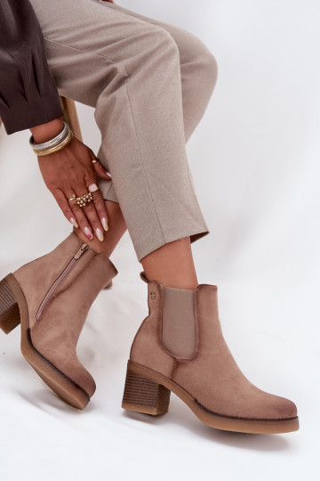 Bottines stylées beiges pour femmes isolées avec talons Zelia