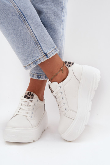 Peau Chaussures modèle baskets Féminin avec une plateforme avec des motifs en fourrure de léopard Vinceza 89144 couleur blanche
