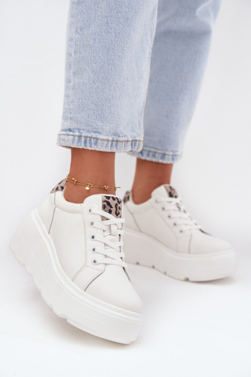 Peau Chaussures modèle baskets Féminin avec une plateforme avec des motifs en fourrure de léopard Vinceza 89144 couleur blanche