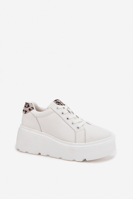 Peau Chaussures modèle baskets Féminin avec une plateforme avec des motifs en fourrure de léopard Vinceza 89144 couleur blanche