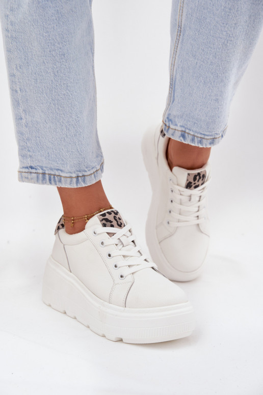 Peau Chaussures modèle baskets Féminin avec une plateforme avec des motifs en fourrure de léopard Vinceza 89144 couleur blanche