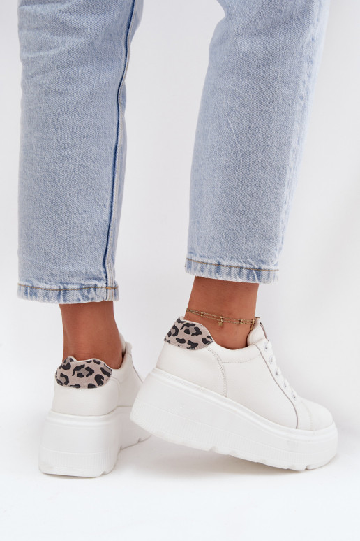Peau Chaussures modèle baskets Féminin avec une plateforme avec des motifs en fourrure de léopard Vinceza 89144 couleur blanche