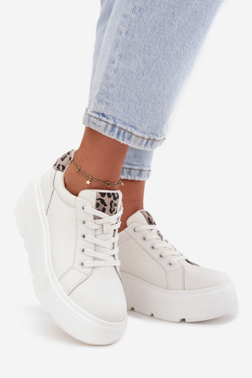 Peau Chaussures modèle baskets Féminin avec une plateforme avec des motifs en fourrure de léopard Vinceza 89144 couleur blanche
