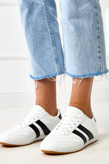 Baskets blanches de type tennis avec insert noir Mydland