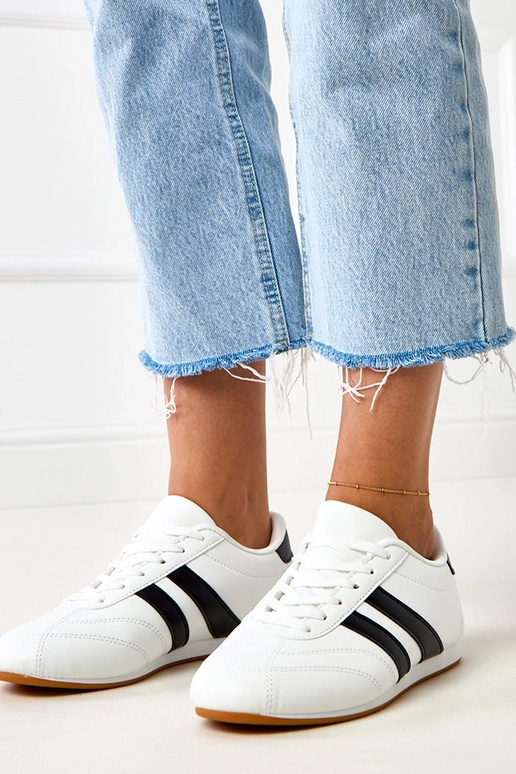 Baskets blanches de type tennis avec... Baskets blanches de type tennis avec...