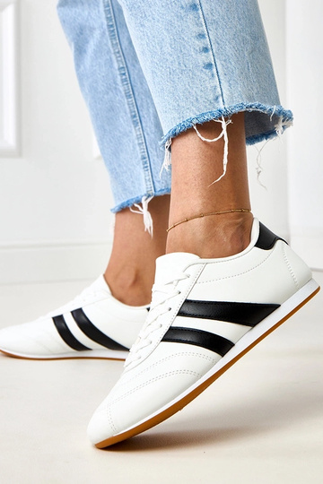 Baskets blanches de type tennis avec insert noir Mydland 2