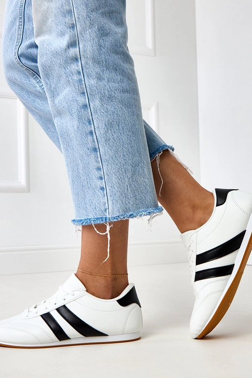 Baskets blanches de type tennis avec... Baskets blanches de type tennis avec...