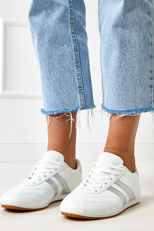 Baskets blanches de type tennis avec... Baskets blanches de type tennis avec...