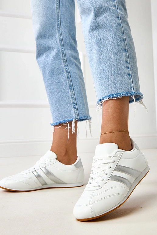 Baskets blanches de type tennis avec... Baskets blanches de type tennis avec...