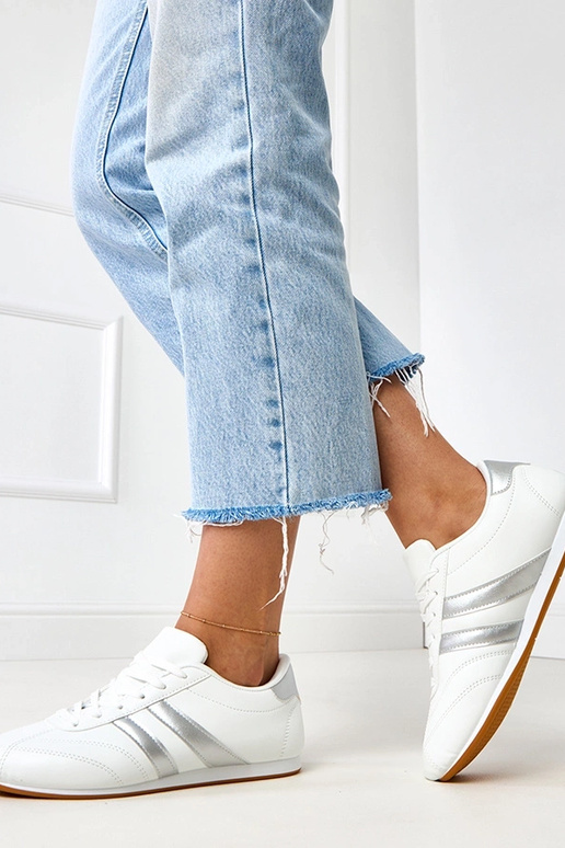 Baskets blanches de type tennis avec... Baskets blanches de type tennis avec...