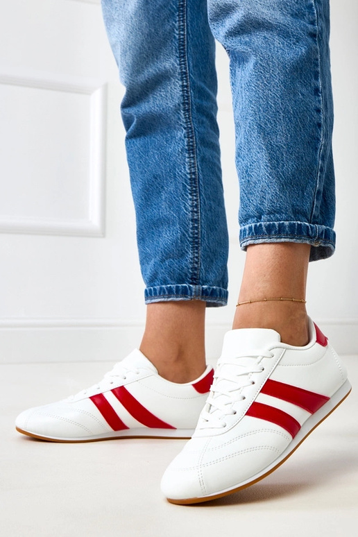 Baskets blanches de type tennis avec... Baskets blanches de type tennis avec...