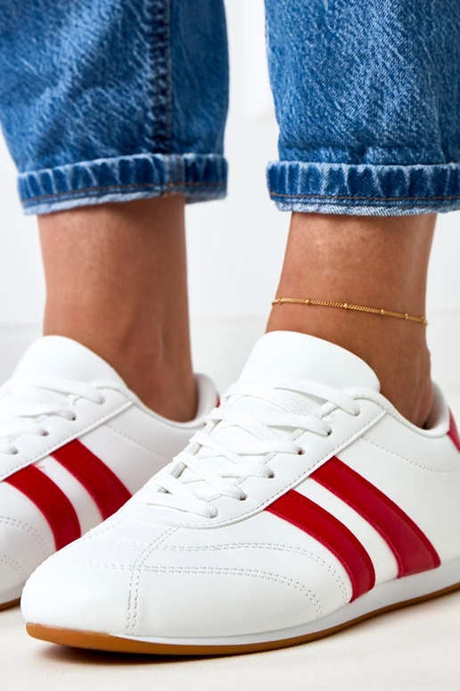 Baskets blanches de type tennis avec... Baskets blanches de type tennis avec...