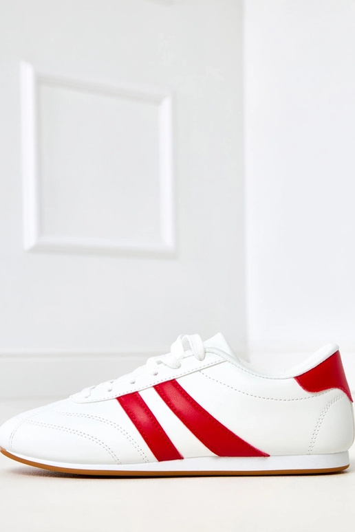 Baskets blanches de type tennis avec... Baskets blanches de type tennis avec...