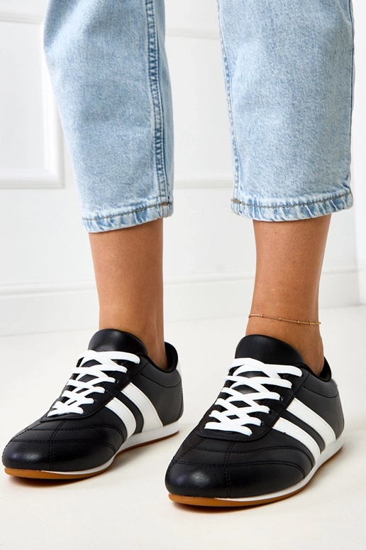 Baskets noires de type tennis avec... Baskets noires de type tennis avec...