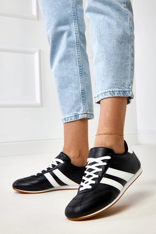 Baskets noires de type tennis avec... Baskets noires de type tennis avec...