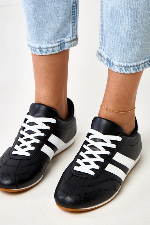 Baskets noires de type tennis avec... Baskets noires de type tennis avec...