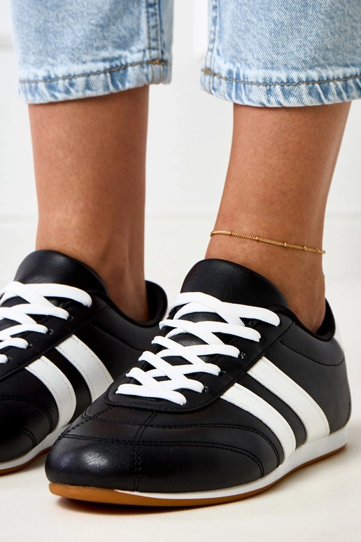 Baskets noires de type tennis avec... Baskets noires de type tennis avec...