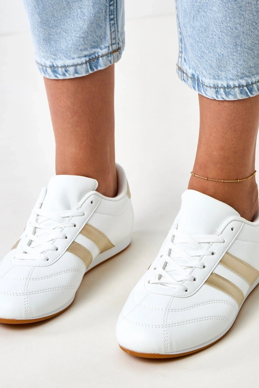 Baskets blanches de type tennis avec... Baskets blanches de type tennis avec...