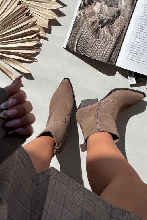 Bottes style cowboy en daim pour femmes avec talons, doublées, couleur chaki Dylira Bottes style cowboy en daim pour femmes avec talons, doublées, couleur chaki Dylira