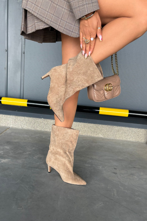 Un modèle convaincant Bottes pour femmes avec des talons fins beige Solvienne