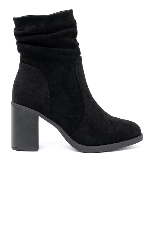 Style élégant chaussures couleur noire sur le talon avec un haut à volants Style élégant chaussures couleur noire sur le talon avec un haut à volants