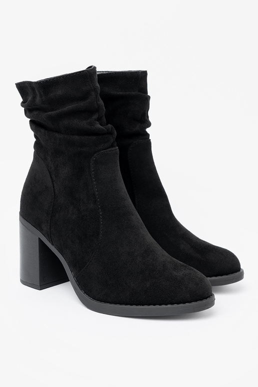 Style élégant chaussures couleur noire sur le talon avec un haut à volants Style élégant chaussures couleur noire sur le talon avec un haut à volants