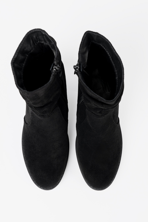 Style élégant chaussures couleur noire sur le talon avec un haut à volants Style élégant chaussures couleur noire sur le talon avec un haut à volants