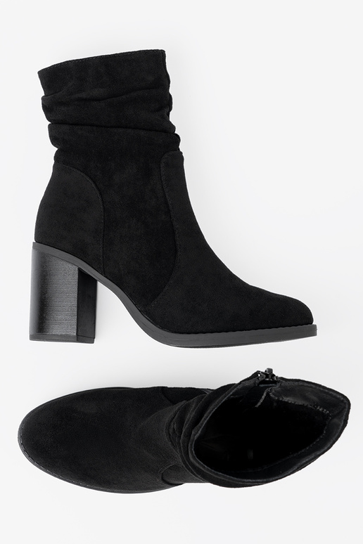 Style élégant chaussures couleur noire sur le talon avec un haut à volants Style élégant chaussures couleur noire sur le talon avec un haut à volants