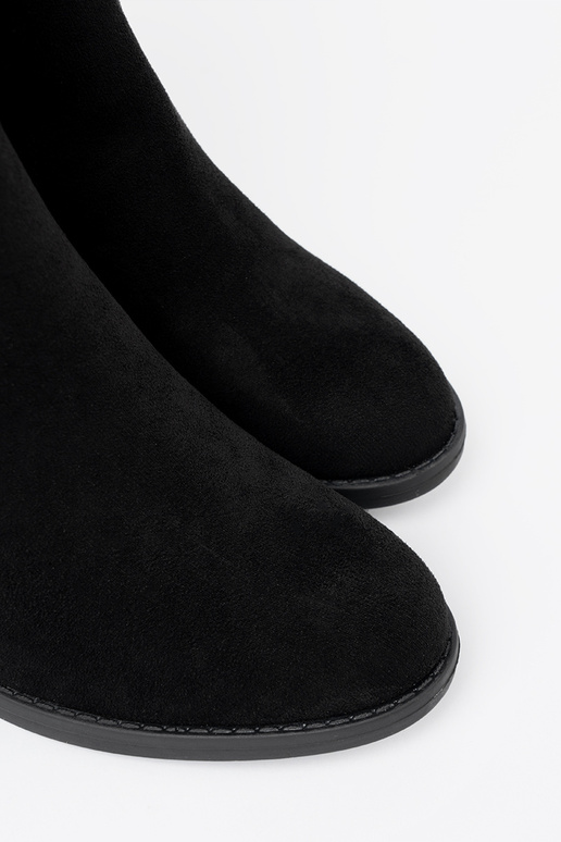 Style élégant chaussures couleur noire sur le talon avec un haut à volants Style élégant chaussures couleur noire sur le talon avec un haut à volants
