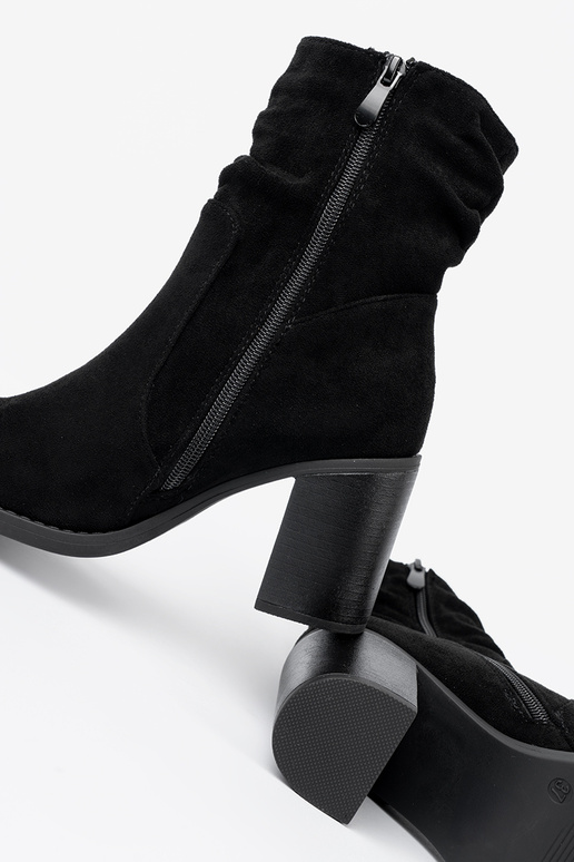 Style élégant chaussures couleur noire sur le talon avec un haut à volants Style élégant chaussures couleur noire sur le talon avec un haut à volants