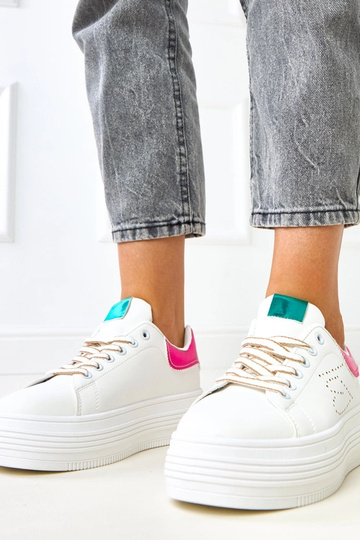 Baskets blanches sur...