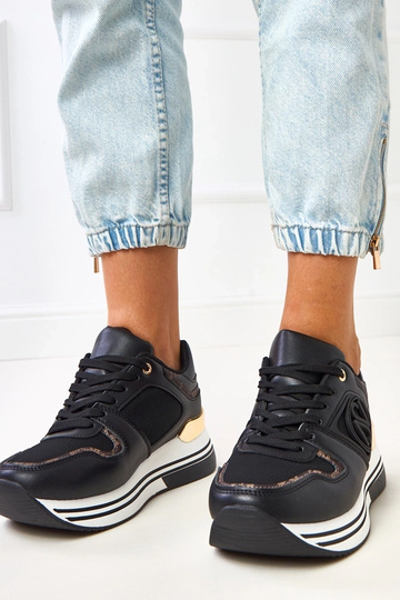 Baskets noires sur...