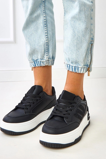 Baskets noires sur...