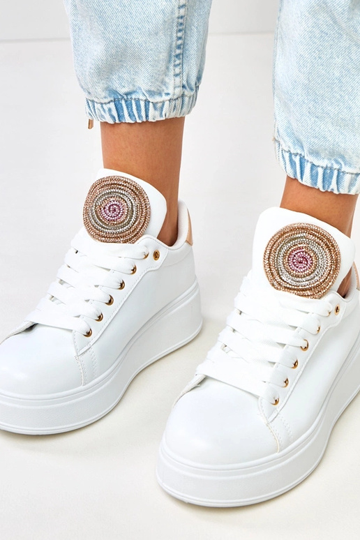 Baskets blanches sur plateforme avec... Baskets blanches sur plateforme avec...