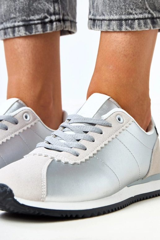 Baskets argentées avec insert couleur... Baskets argentées avec insert couleur...