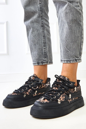 Baskets noires sur...
