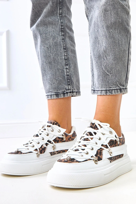 Baskets blanches sur plateforme avec... Baskets blanches sur plateforme avec...