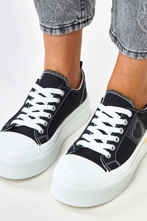 Baskets noires à plateforme avec cœur... Baskets noires à plateforme avec cœur...