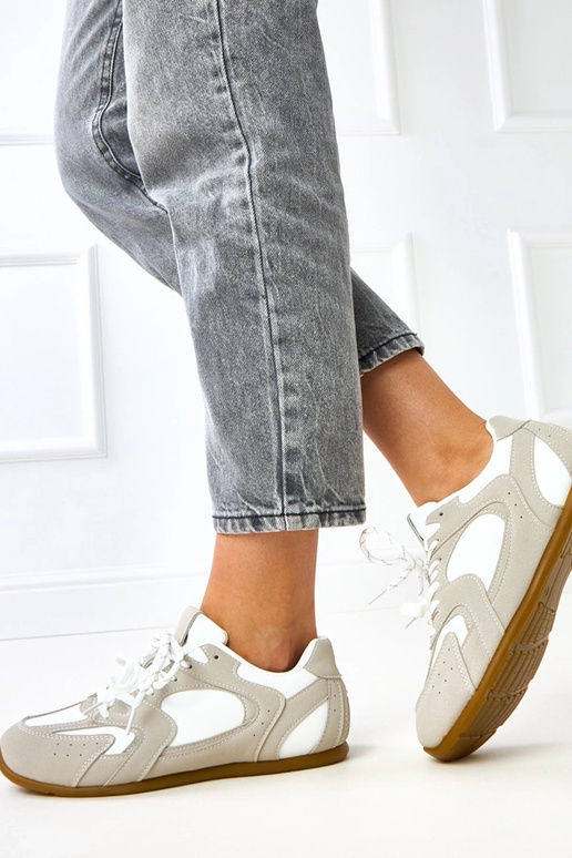 Baskets blanches et sable avec double... Baskets blanches et sable avec double...