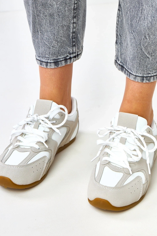 Baskets blanches et sable avec double... Baskets blanches et sable avec double...