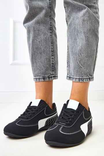 Baskets noires avec accent...