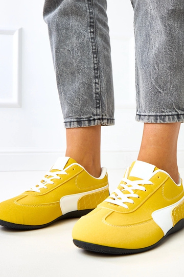 Baskets jaunes avec accent...