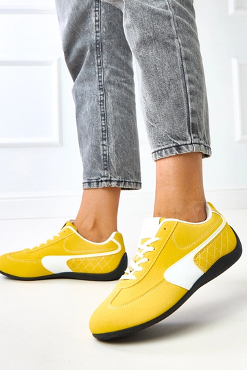 Baskets jaunes avec accent... 2