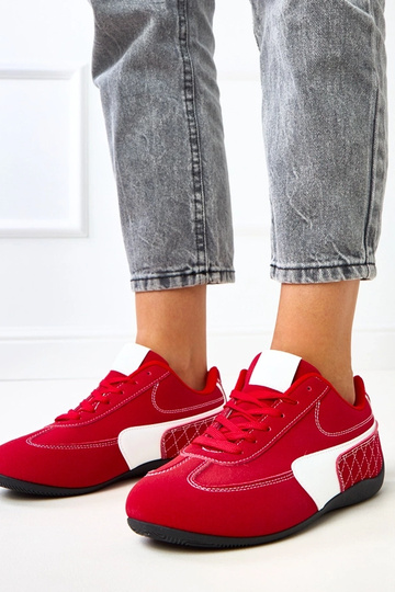 Baskets rouges avec accent...