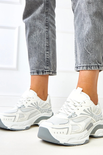 Baskets blanches sur...