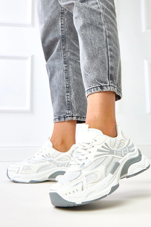 Baskets blanches sur semelle épaisse... Baskets blanches sur semelle épaisse...