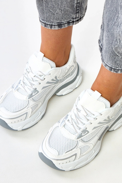 Baskets blanches sur semelle épaisse... Baskets blanches sur semelle épaisse...