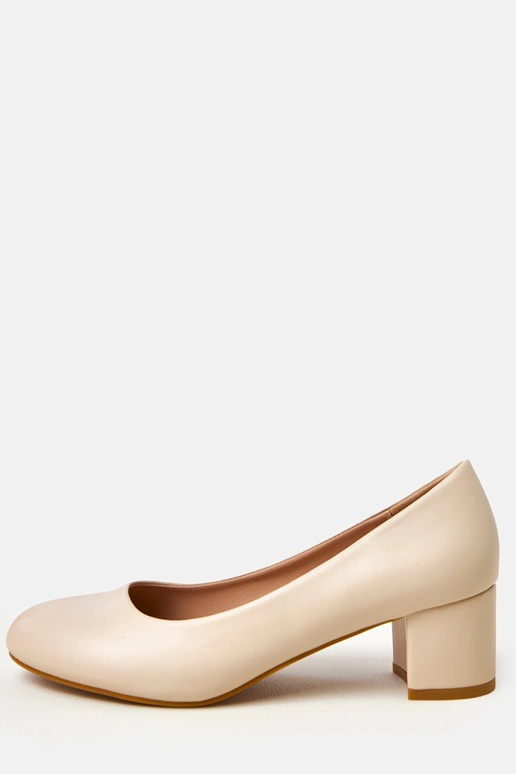 Chaussures à talons bas couleur sable... Chaussures à talons bas couleur sable...